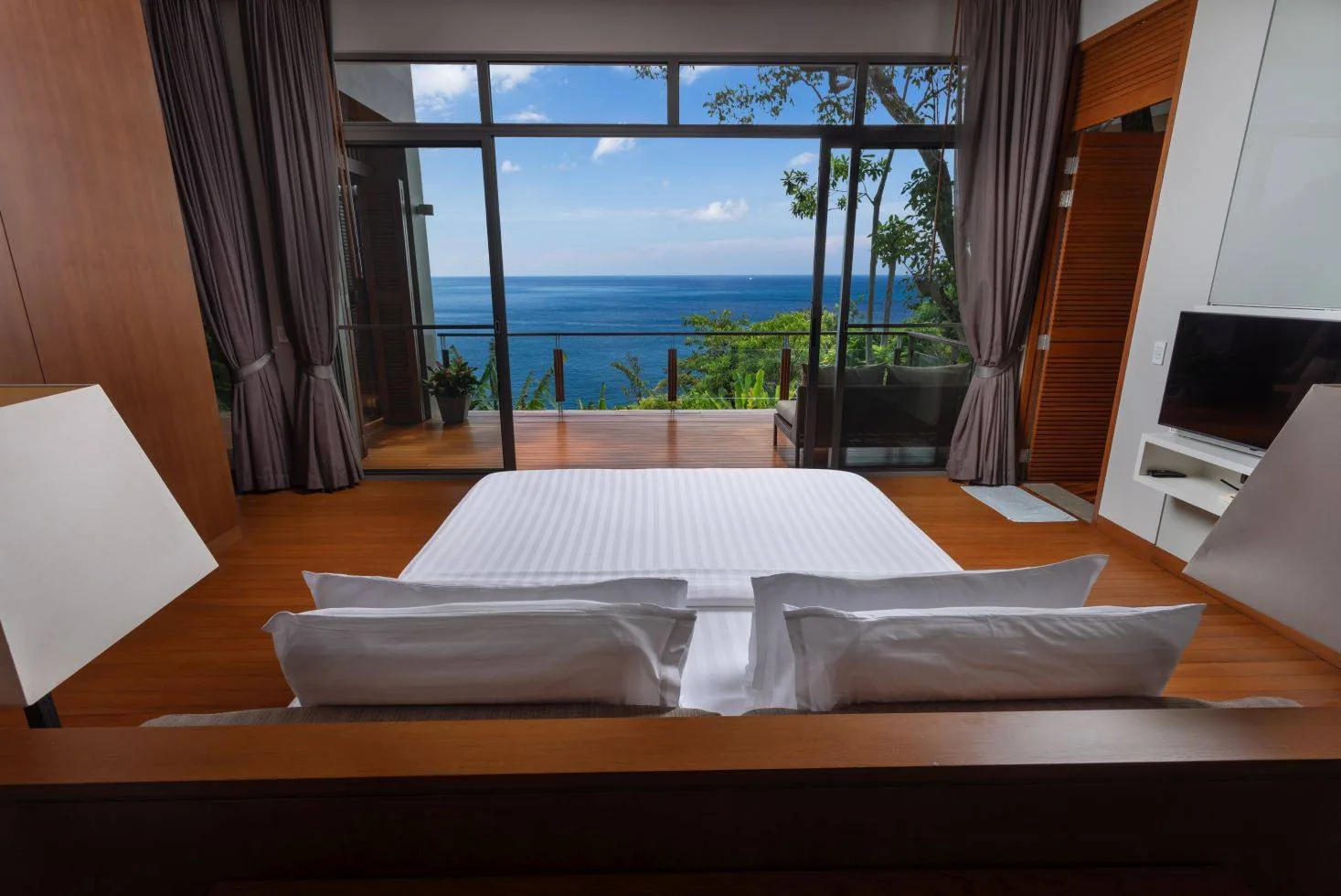 A twin bedroom with two single beds and a window
